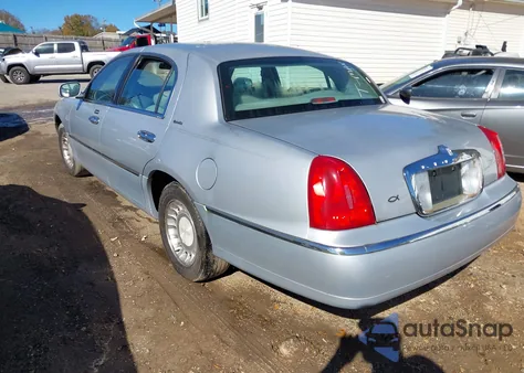 2000 Lincoln Town Car Executive z USA, uszkodzony, nr VIN 1LNHM81W2YY864825